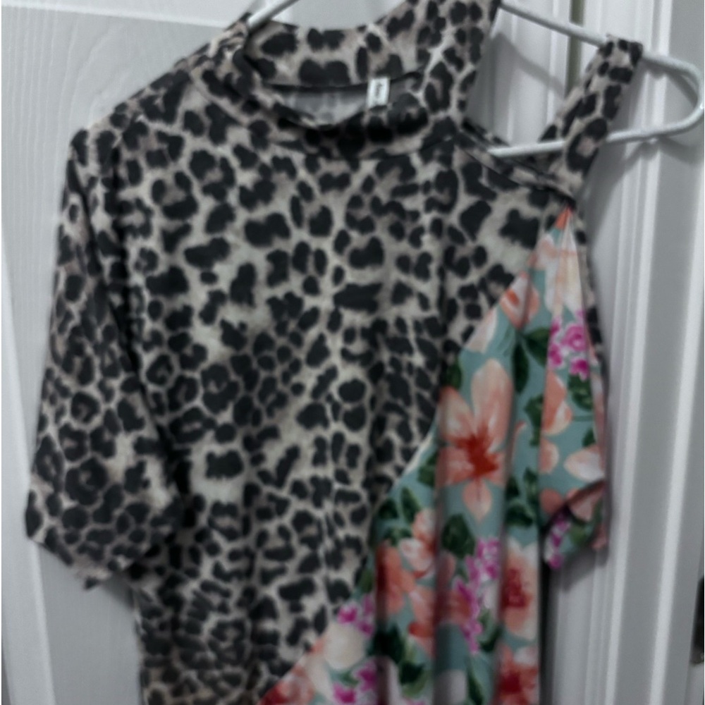 💜💜 Adorable Now and Forever mixed print one shoulder top. Size small.